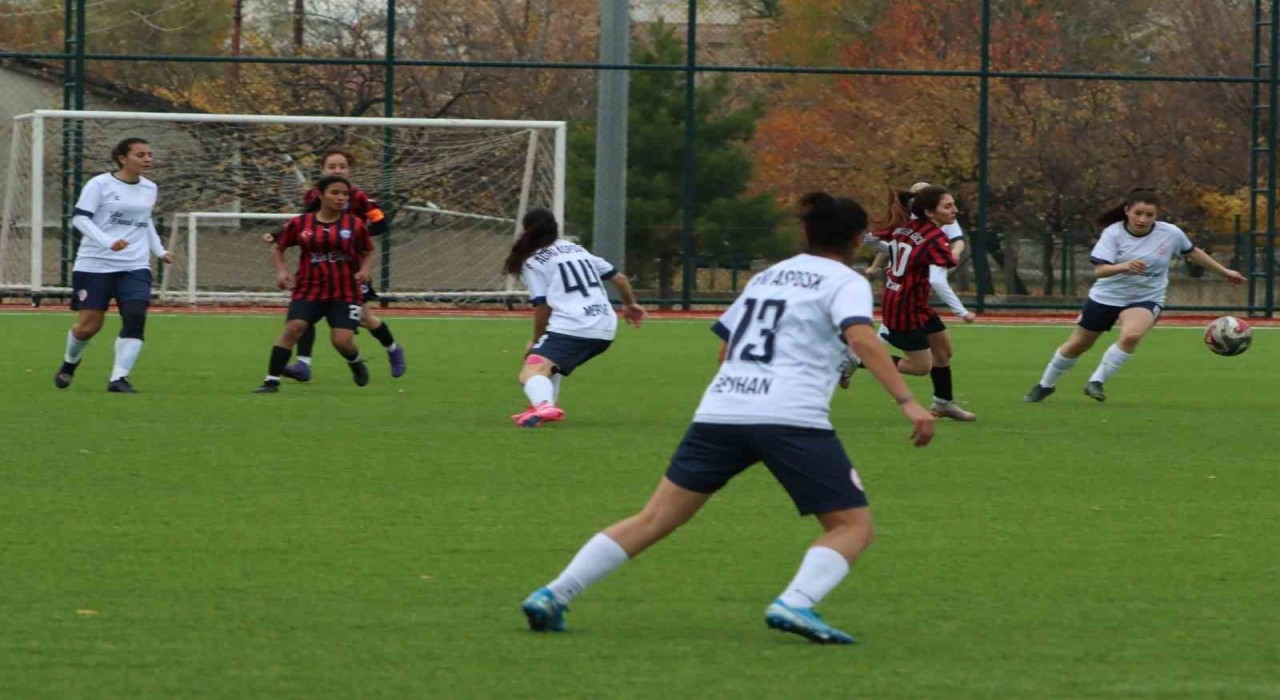 Erzincanın kızları Ağrıya 5-0 yenildi