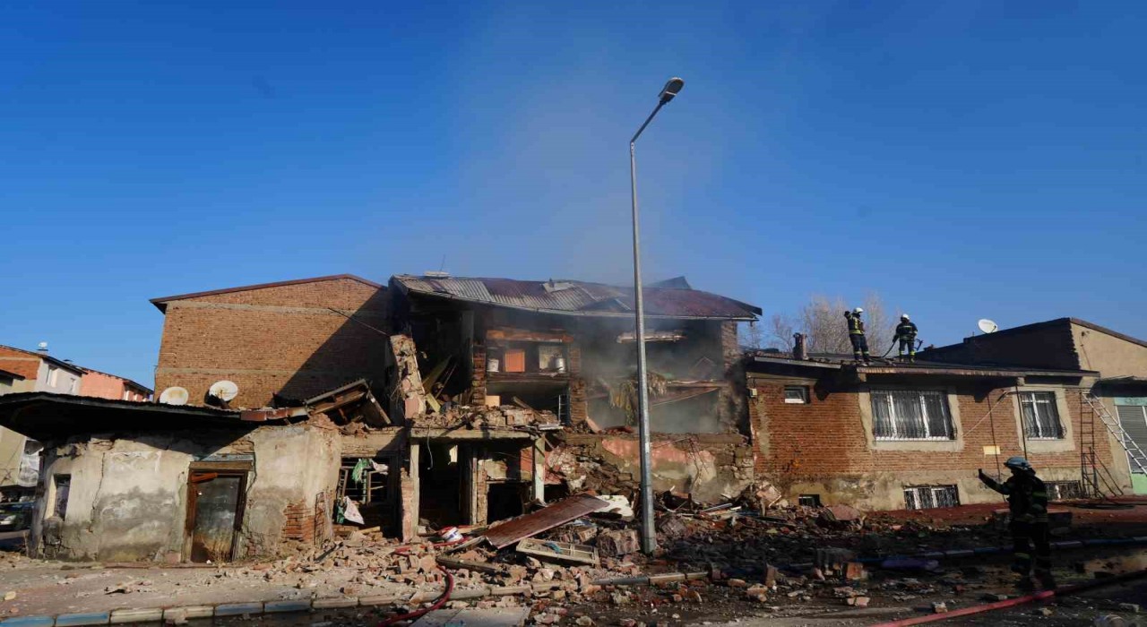 Erzurumda doğalgaz patlaması: 2 ev çöktü, 1 yaralı