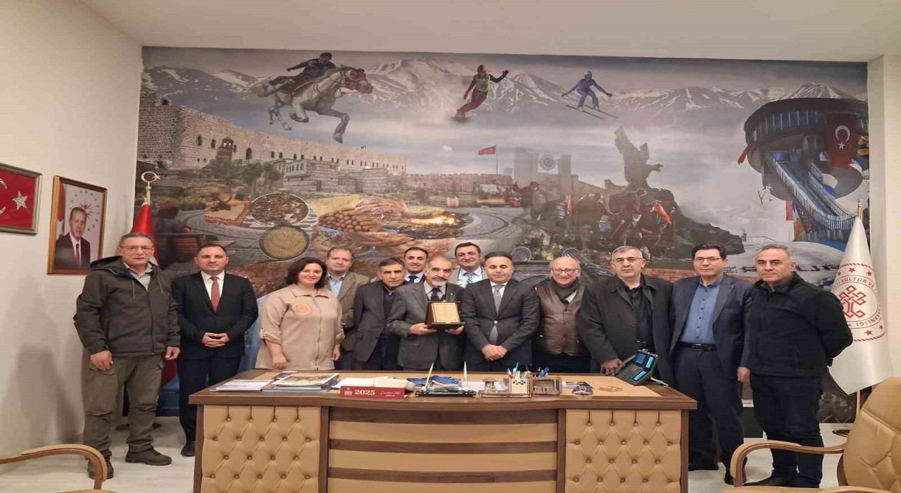 Erzurumda halk kültürünün hafızası Muhsin Koç, 38 yılın ardından emekli oldu