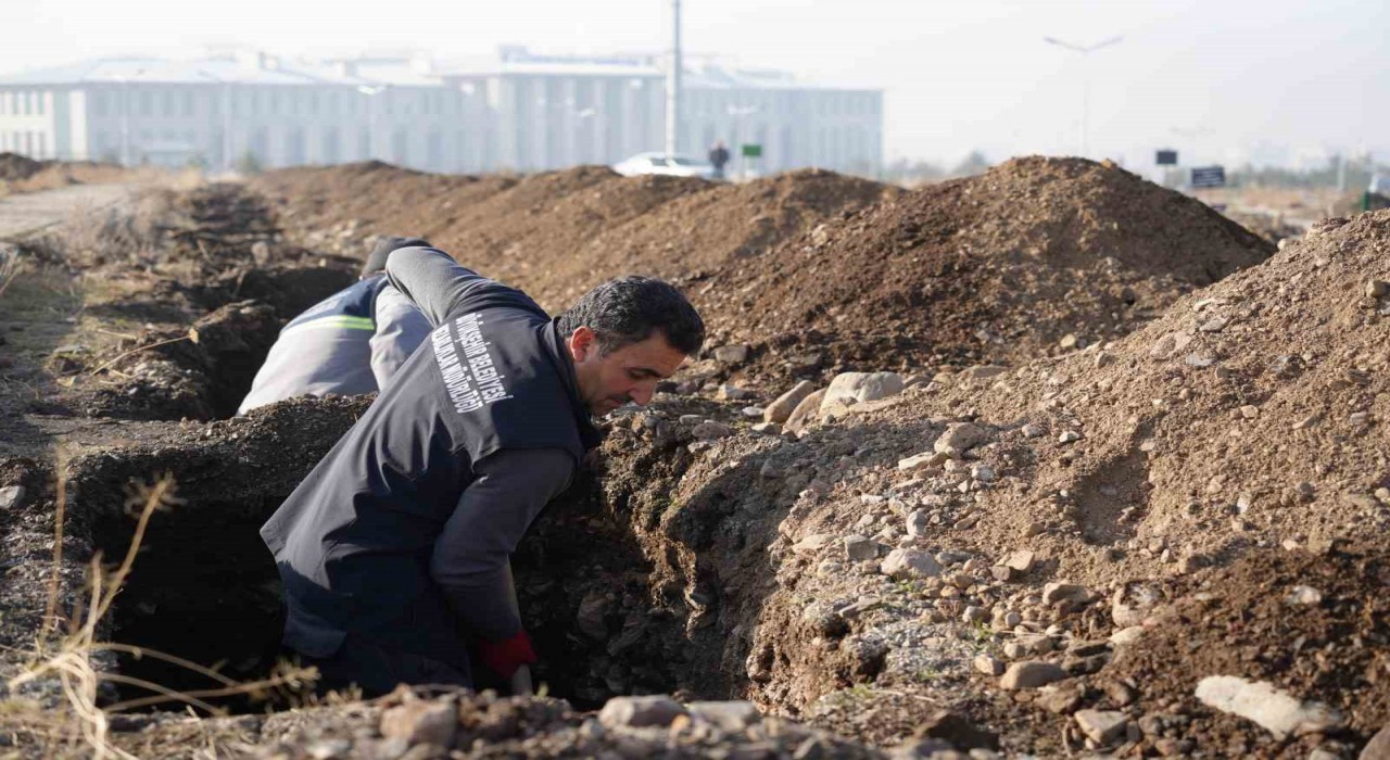 Erzurumda kış öncesi mezar hazırlığı