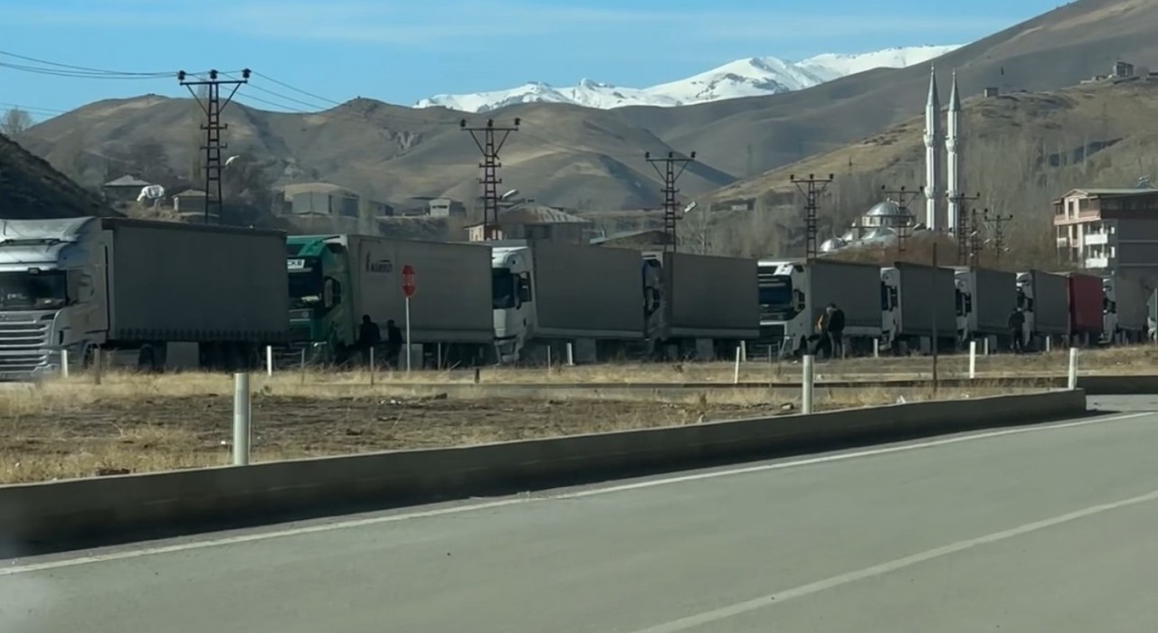 Esenderede tır kuyruğu 2 kilometreyi buldu