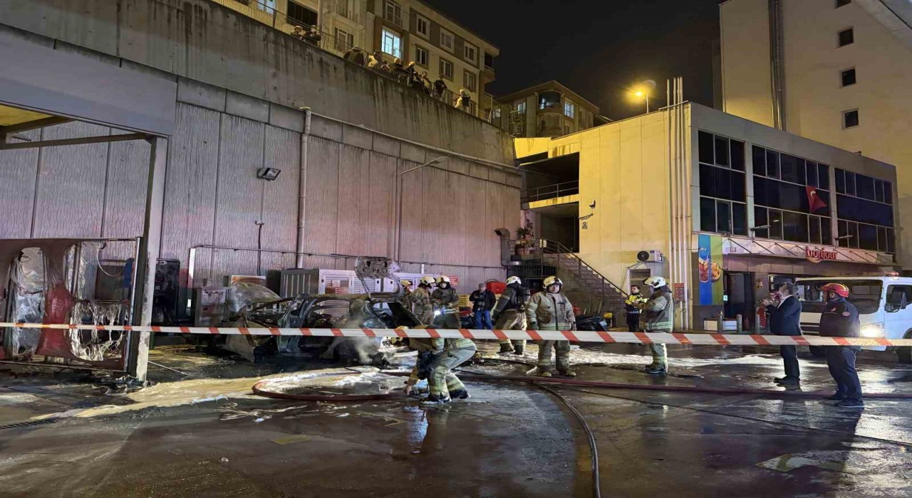 Esenyurtta şarjda olan elektrikli araç alev alarak patladı