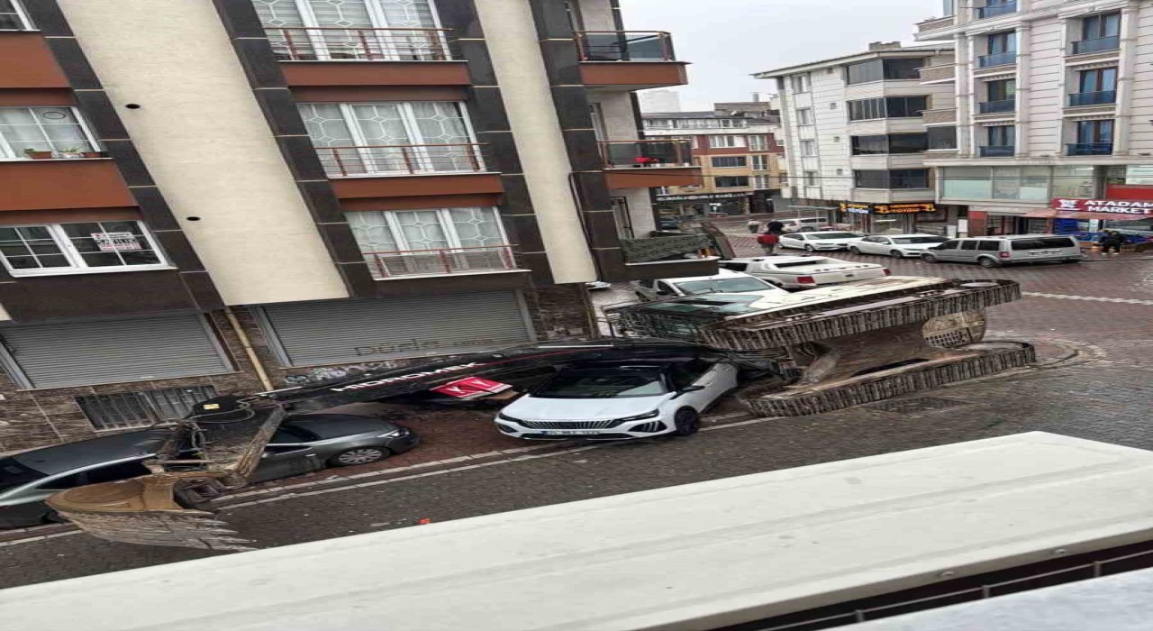 Esenyurtta tır dorsesindeki iş makinesi devrildi: 2 otomobil hasar gördü