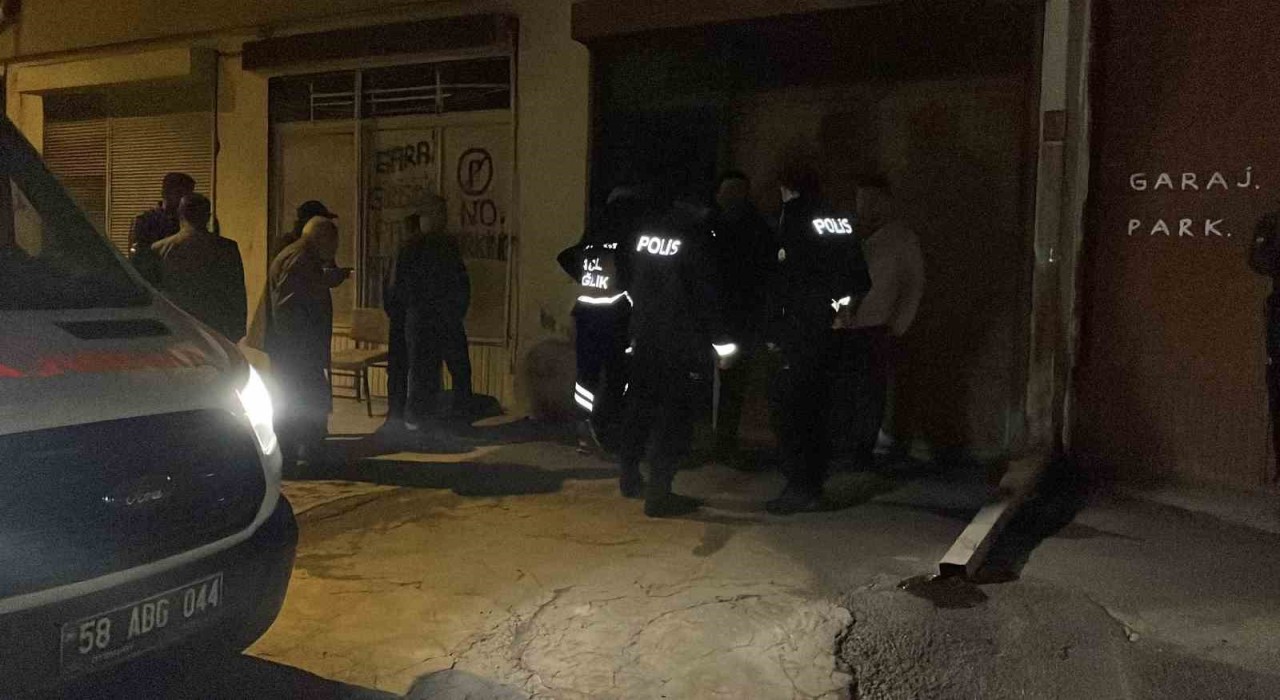 Eşinden haber alamayınca garaja indi, otomobilin içinde ölü buldu