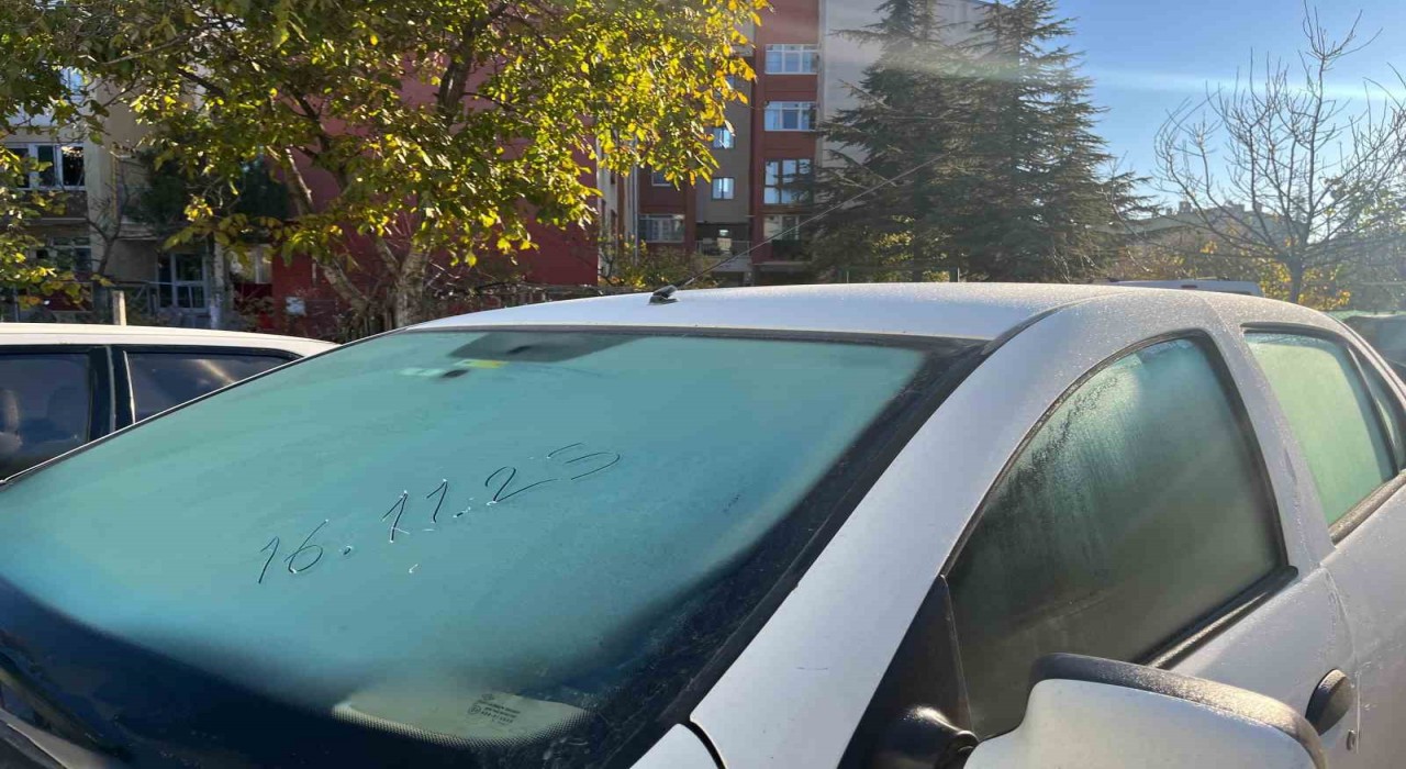 Eskişehirde kırağı araç camlarını kapladı