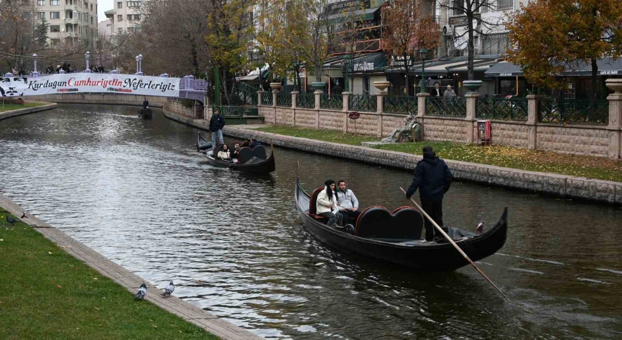 Eskişehirde soğuk havaya rağmen gondol keyfi yaptılar