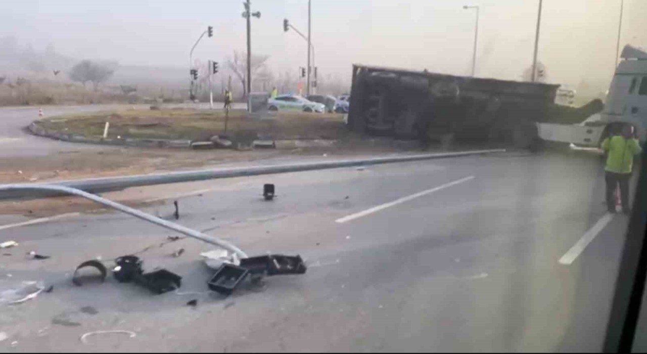 Eskişehirde yan yatan tır trafiği olumsuz etkiledi