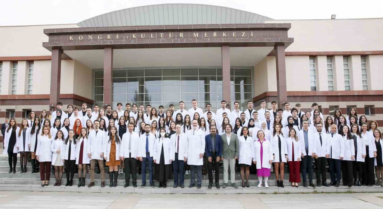 ESOGÜlü genç diş hekimi adayları beyaz önlüklerini giydi