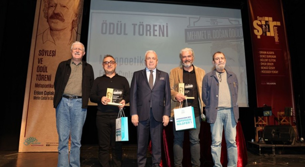 ETÜ öğretim üyesi Prof. Dr. Murat Kacıroğluna edebiyat eleştirisi ödülü