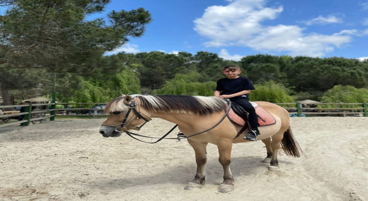 Evinde ölü bulunan 13 yaşındaki çocuğun cenazesi Adli Tıp Kurumundan alındı