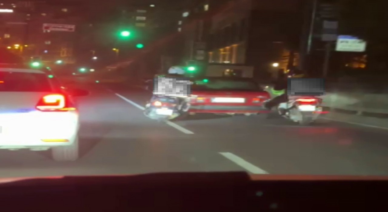 Eyüpsultanda arızalanan otomobili motokuryeler ayaklarıyla itti