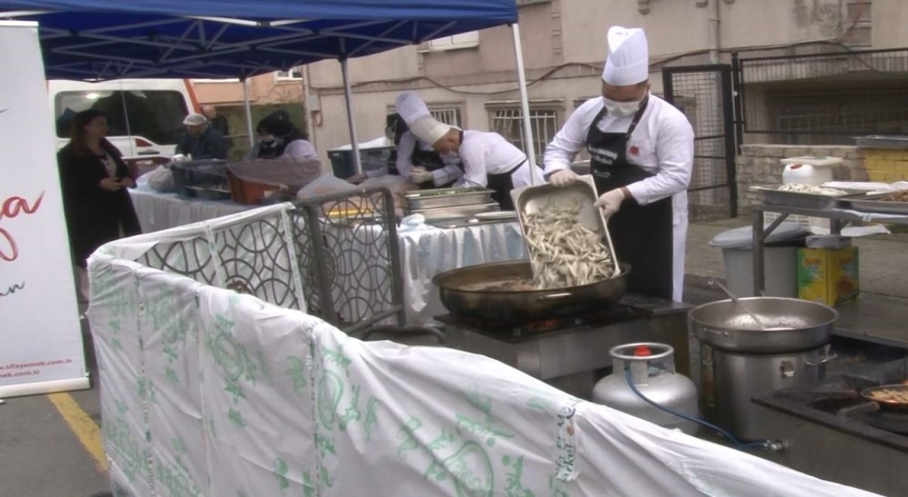 Eyüpsultanda düzenlenen Hamsi Festivalinde İhlas Vakfına ödül