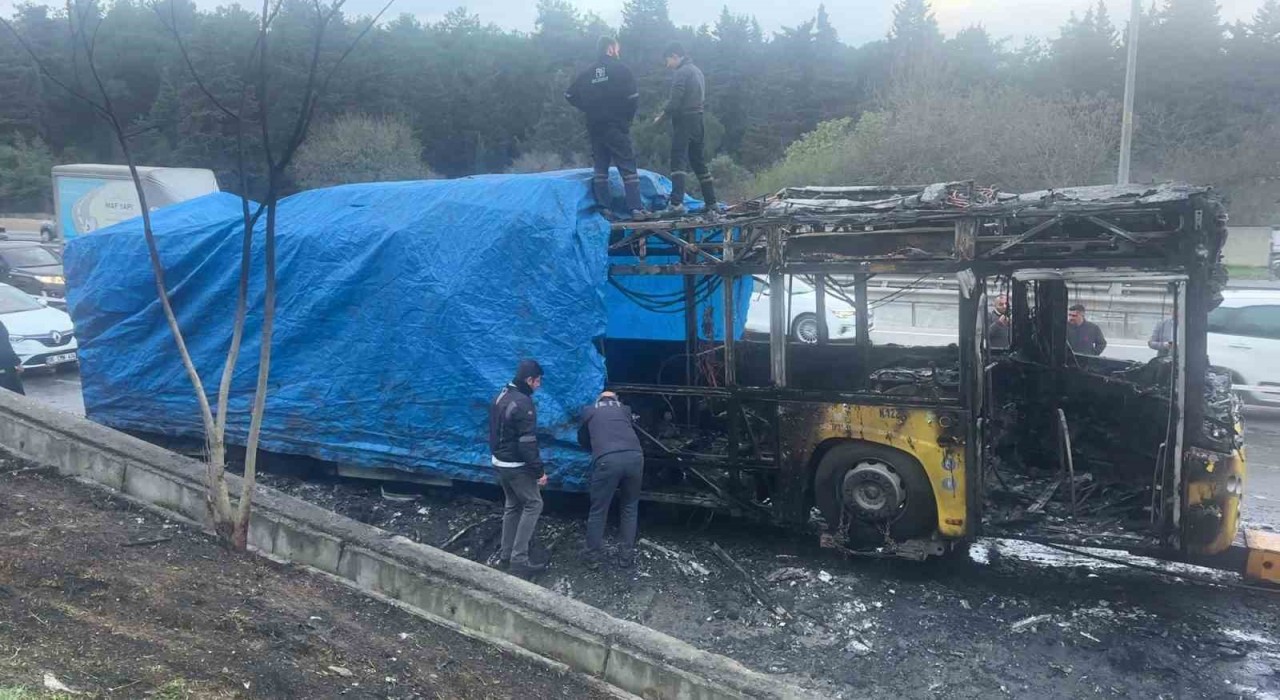 Eyüpsultanda İETT otobüsü alev topuna döndü