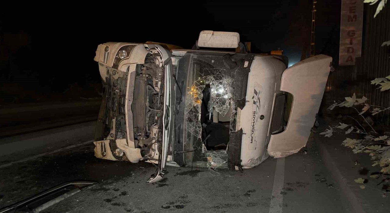 Eyüpsultanda kontrolden çıkan hafriyat kamyonu yan yattı. 1 yaralı