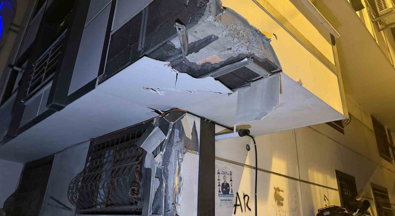 Eyüpsultanda sokağa dalan vinç dehşet saçtı: Mahalleli sokağa döküldü