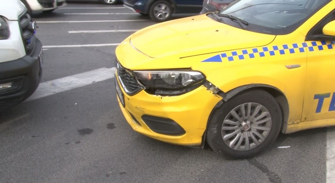 Fatihte motosiklet ile taksi çarpıştı: Motosikletli yola savruldu