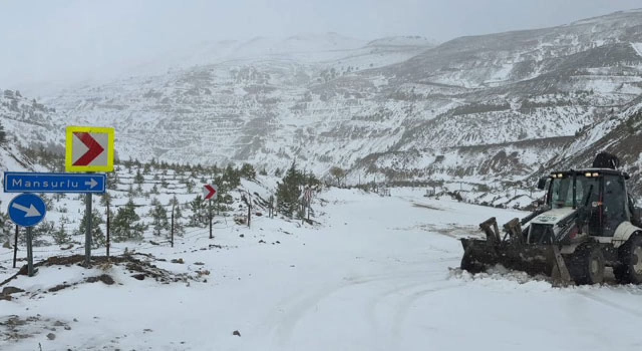 Feke İlçesinde Yoğun Kar Yağışı Yollar Kapattı