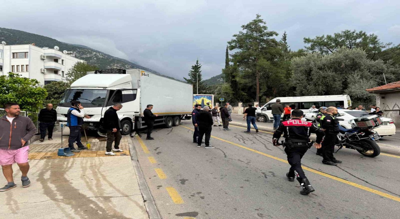 Fethiyede freni patlayan kamyon, öğrenci servisine çarptı