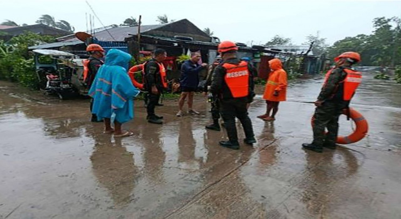 Filipinleri vuran süper tayfunda ölü sayısı 27ye yükseldi, 2 kişi kayıp