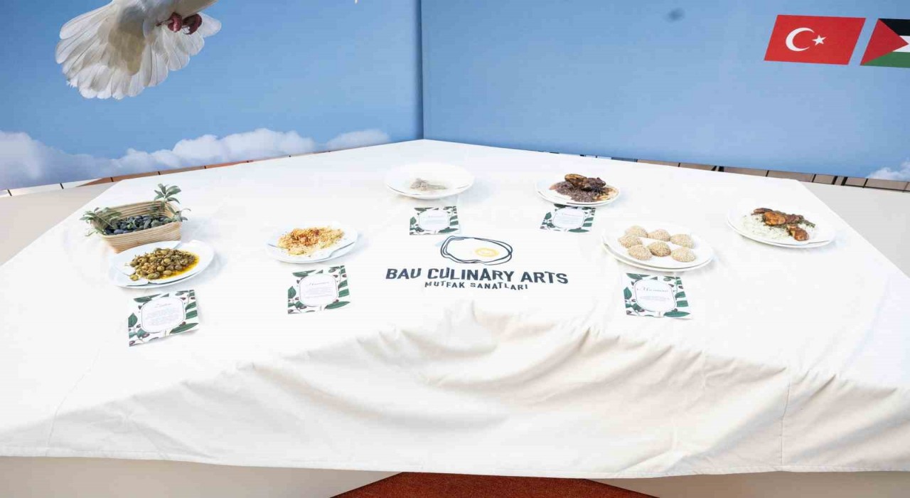 Filistinle dayanışmada yemekler kırık tabaklarda sergilendi