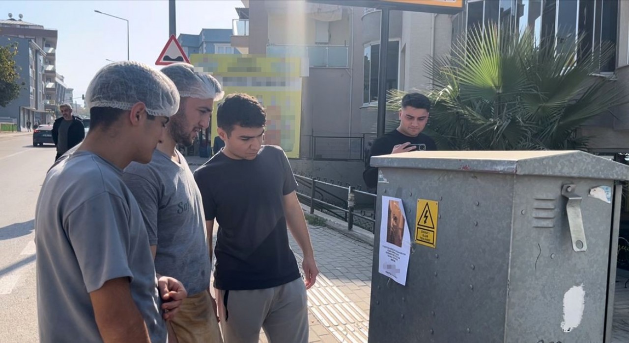 Fotoğrafı gören uzun uzun baktı: Kızlarınızı bu adamdan uzak tutun yazılı afişler ortalığı karıştırdı