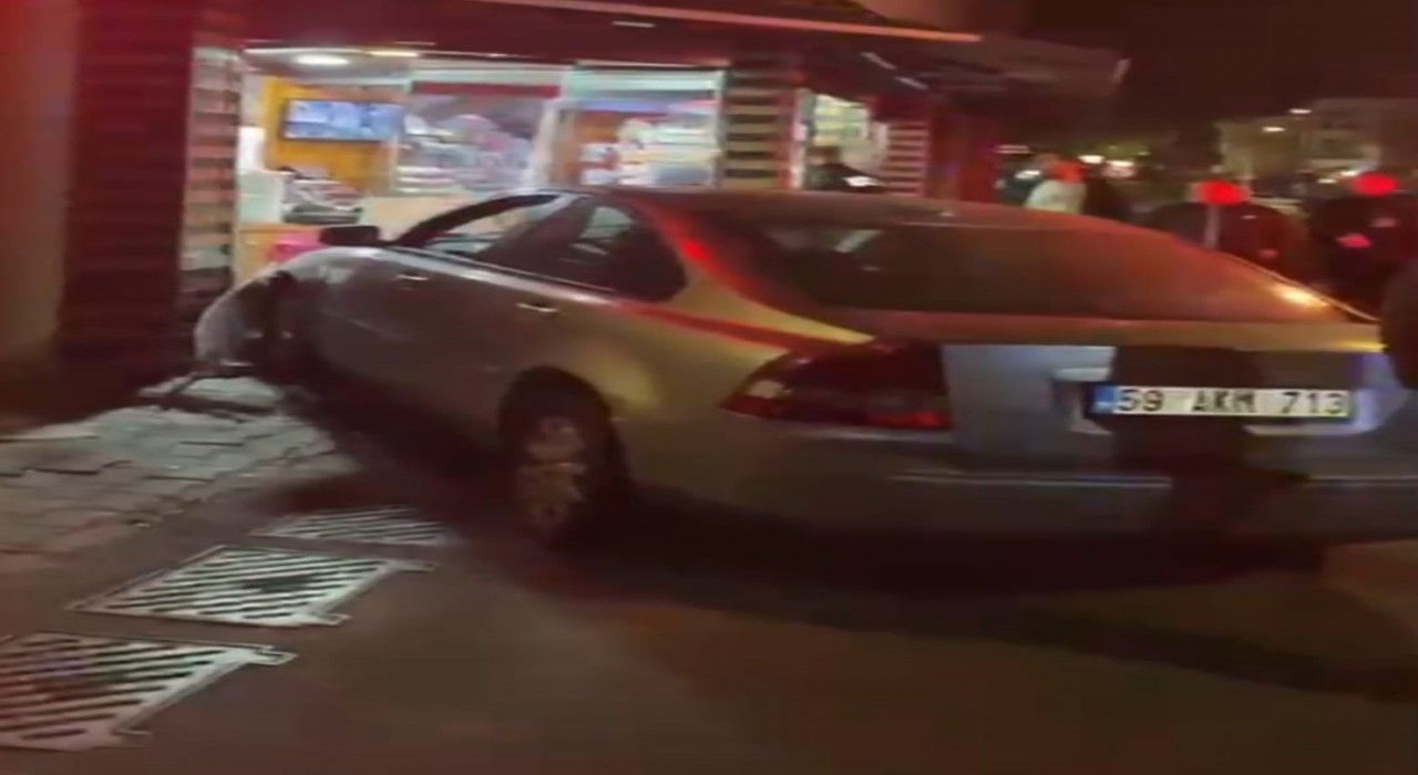 Fren yerine gaza basınca otomobil dükkana girdi