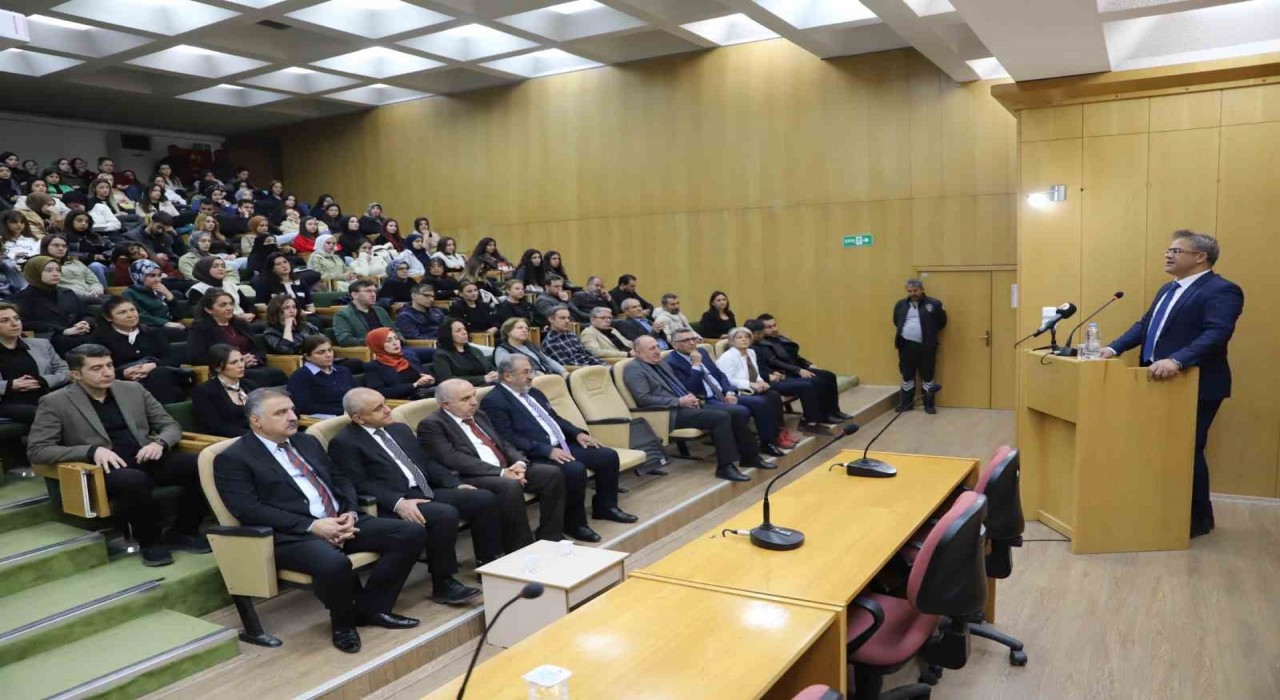 FÜde Atatürkün İleri Görüşlülüğü konferansı