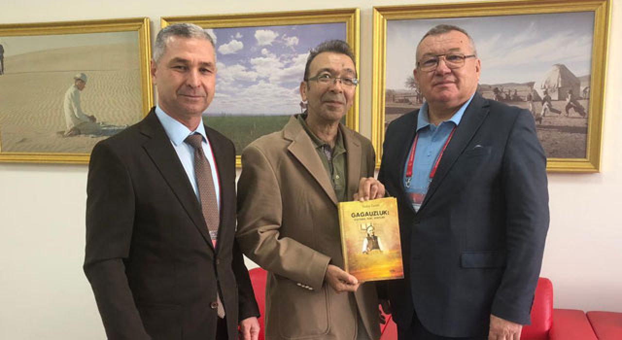 Gagauz Yazar Zanet OKÜ Kütüphanesine Kitap Bağışı Yaptı