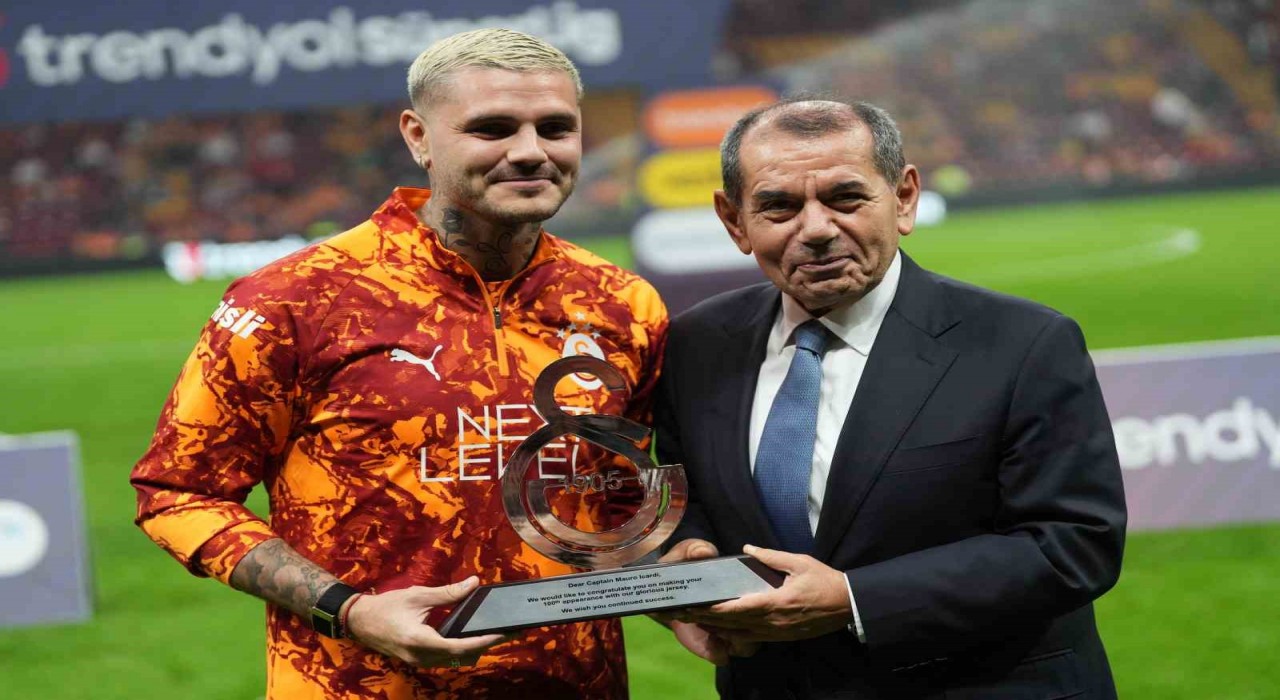Galatasarayda 100. maçına çıkan Mauro Icardiye plaket verildi