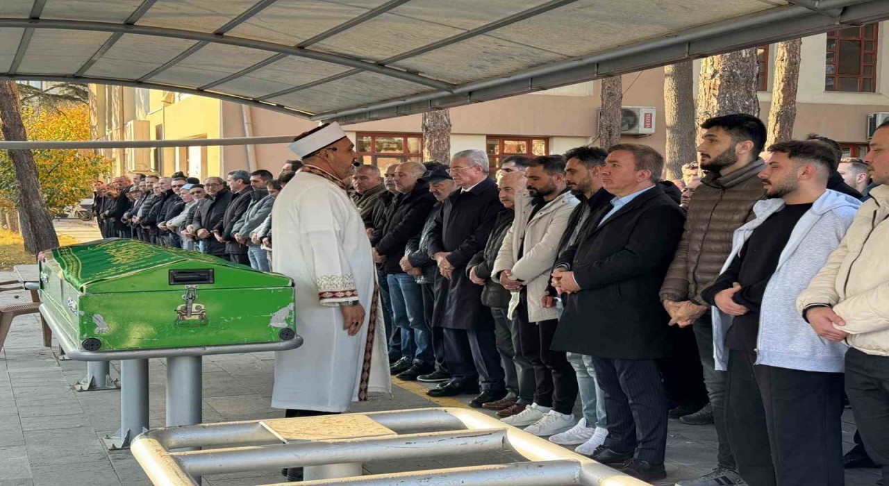 Gazeteci Çetinkayanın eşi Esra Çetinkaya son yolculuğuna uğurlandı