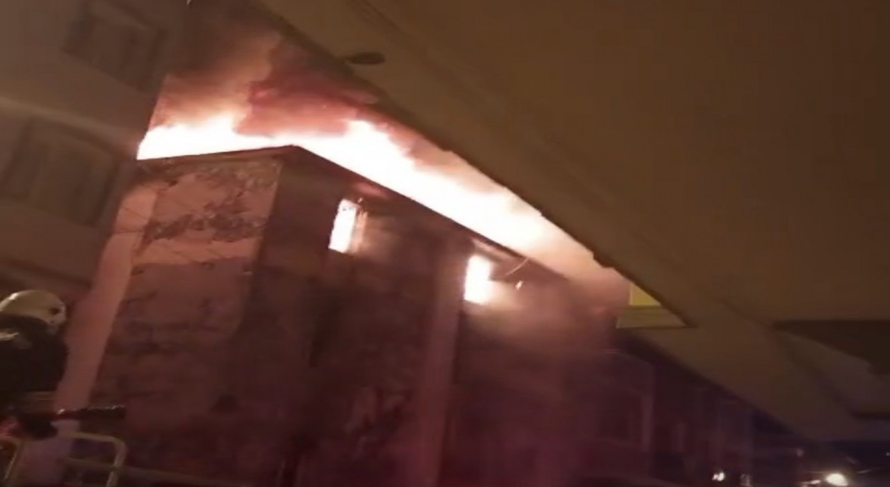 Gaziantepte 4 katlı bina alevlere teslim oldu