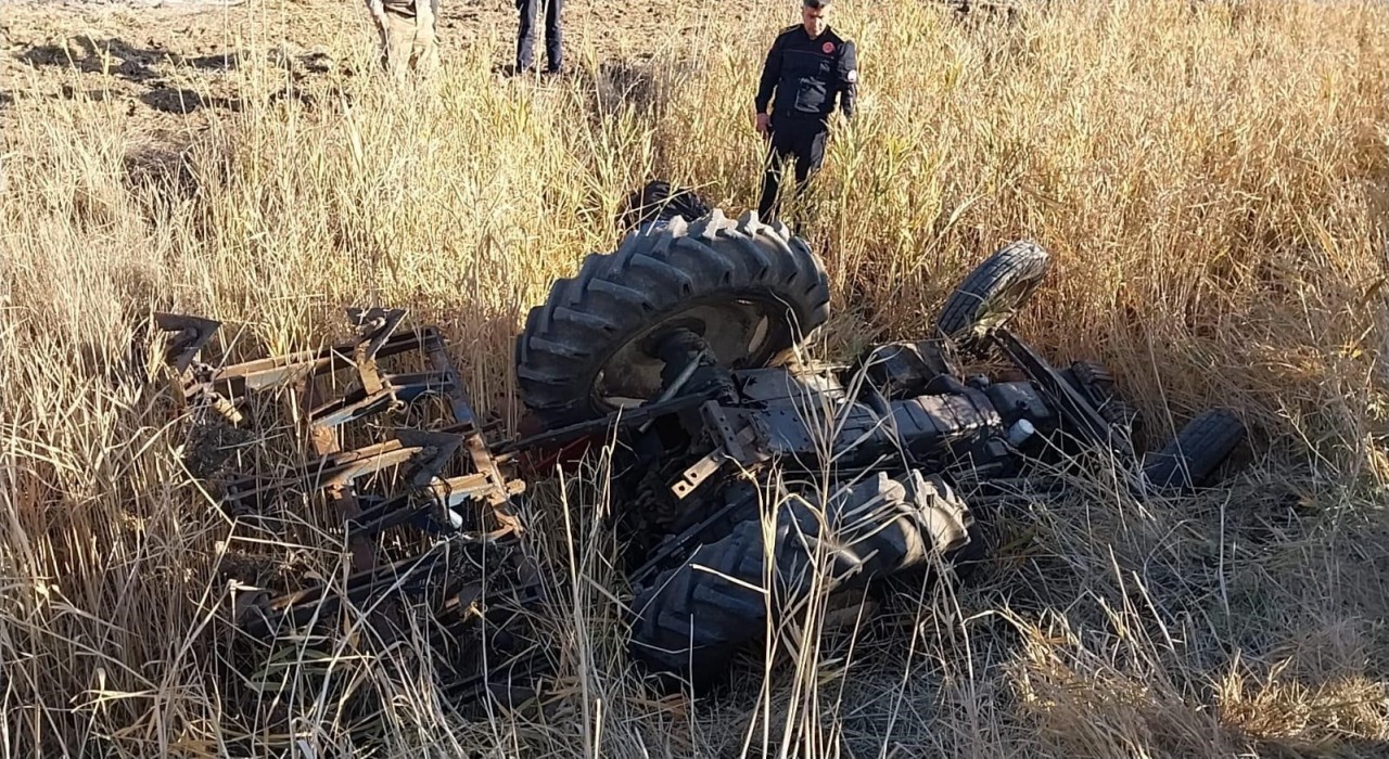 Gaziantepte devrilen traktörün sürücüsü hayatını kaybetti