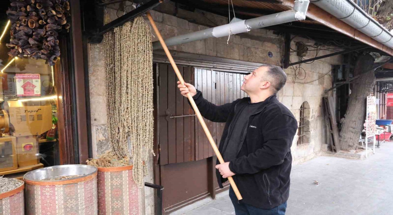 Gaziantepte kışın vazgeçilmezi kuru bamya 2 bin TLden tezgahta