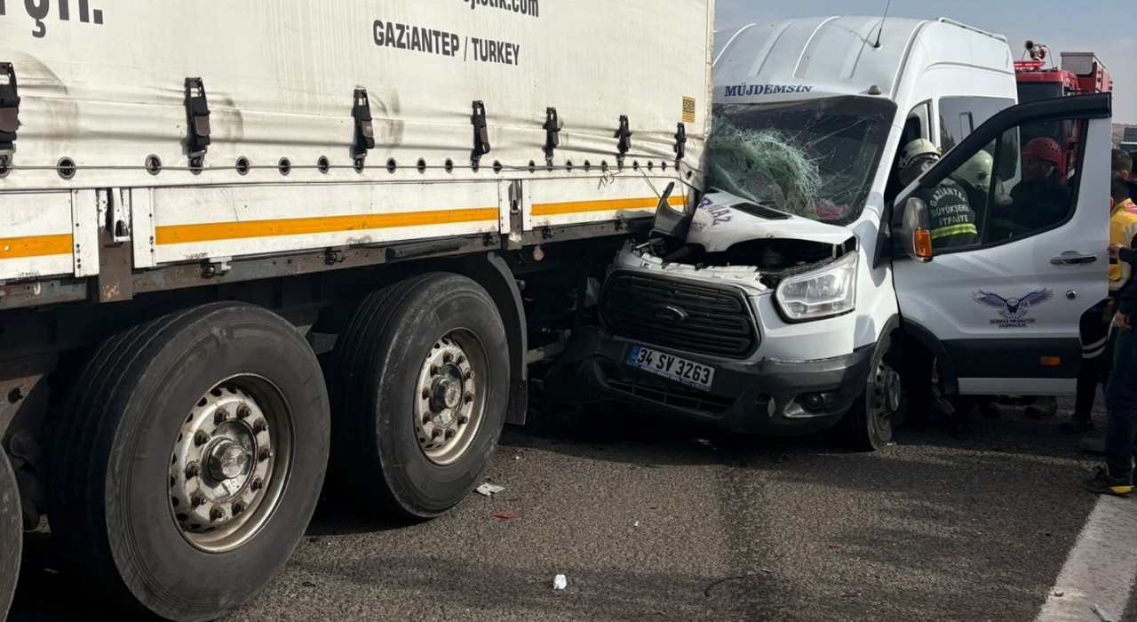 Gaziantepte minibüs tıra arkadan çarptı: 5 yaralı