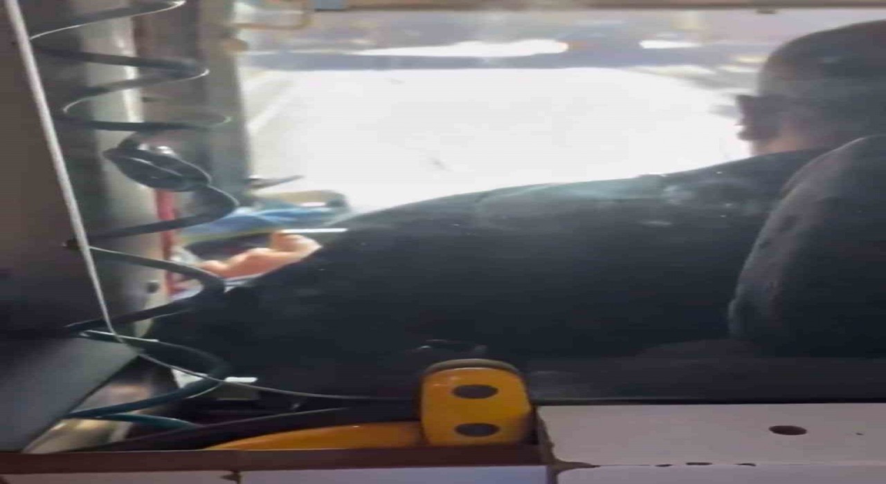 Gaziantepte otobüs şoförü direksiyon başında video izlerken görüntülendi