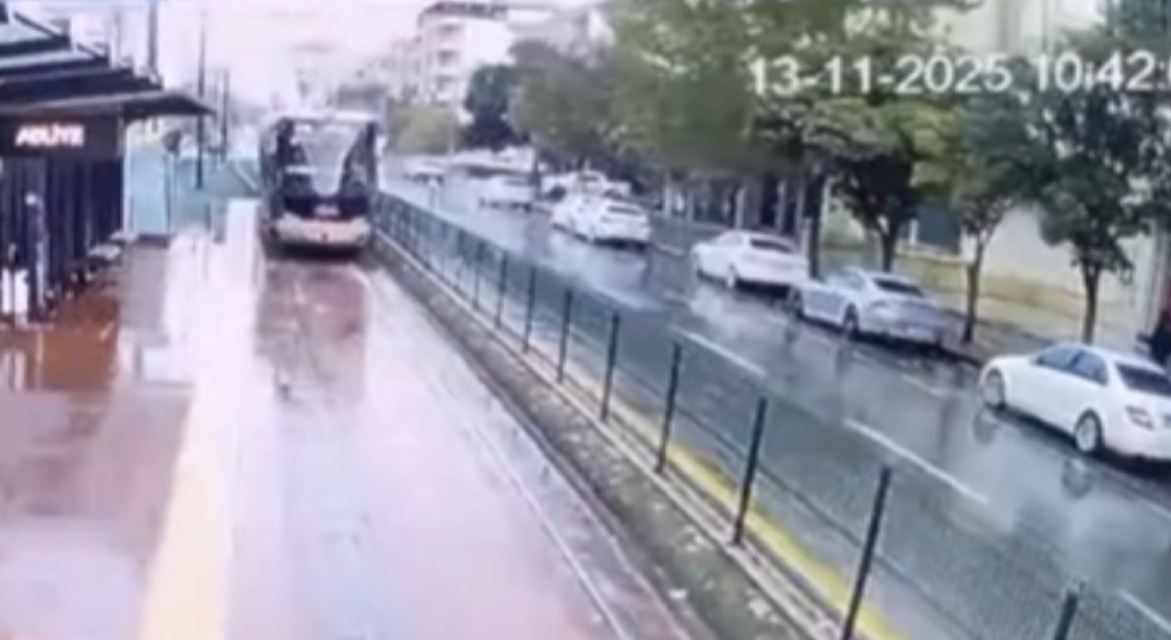 Gaziantepte tramvaya yıldırım isabet etme anı kamerada