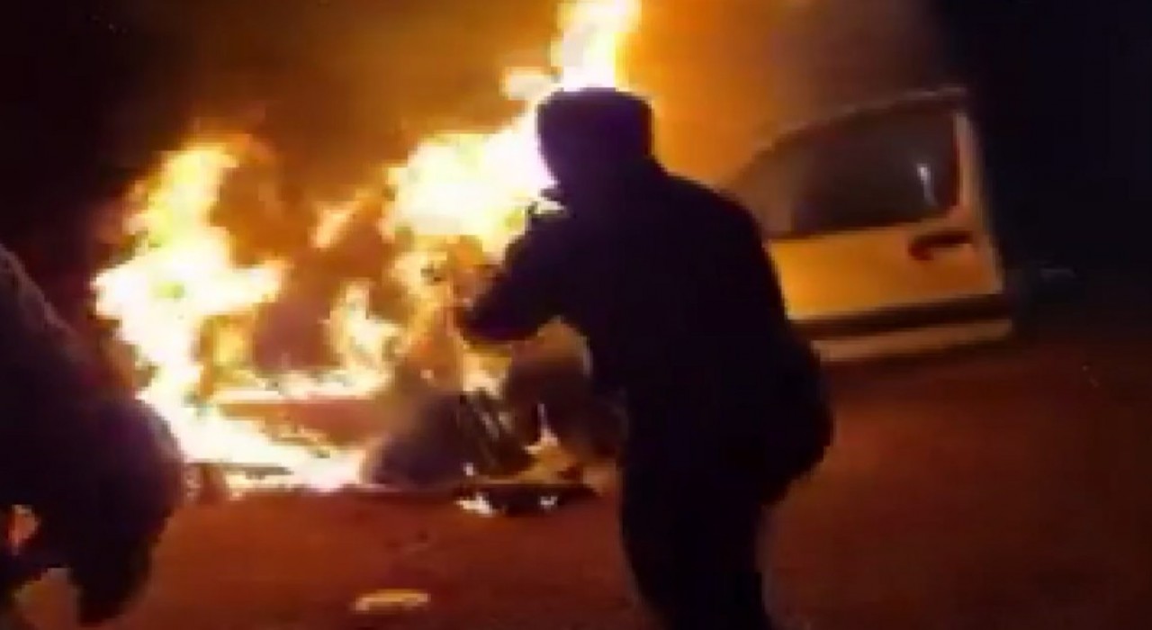 Gaziantepte yanan araca cezaevi personeli müdahale etti, Bakan Tunç tebrik etti