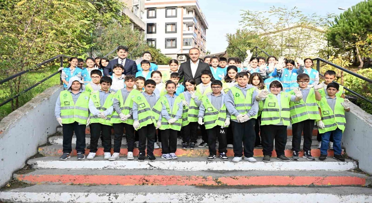 Gaziosmanpaşada 1 haftada toplanan 2 ton atık 40 ağacın hayatını kurtardı