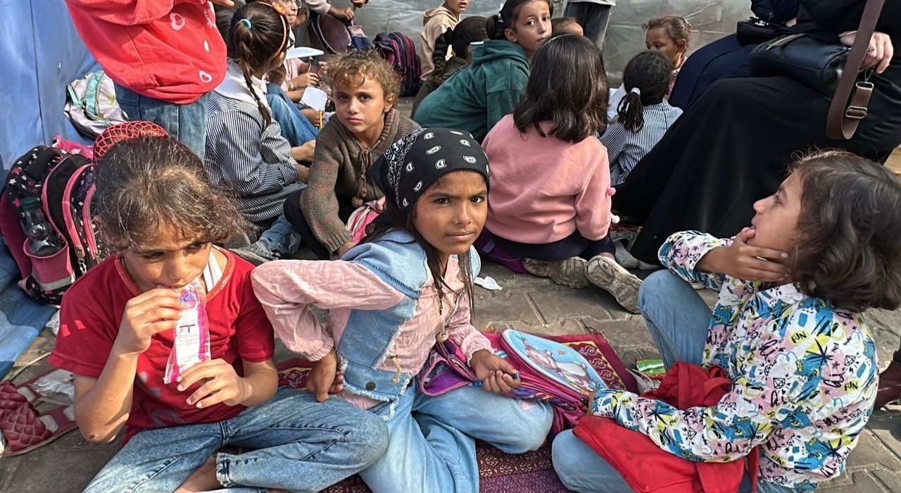 Gazzede çocuklar enkaza dönen okullarda ders başı yaptı