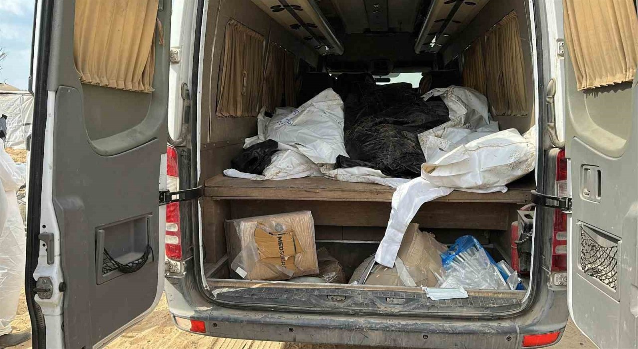 Gazzede kimliği tespit edilemeyen 30 Filistinli daha toplu şekilde defnedildi