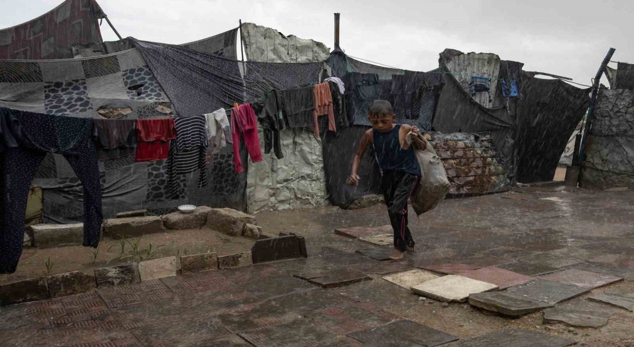 Gazzede yoğun yağış nedeniyle çadırları su bastı