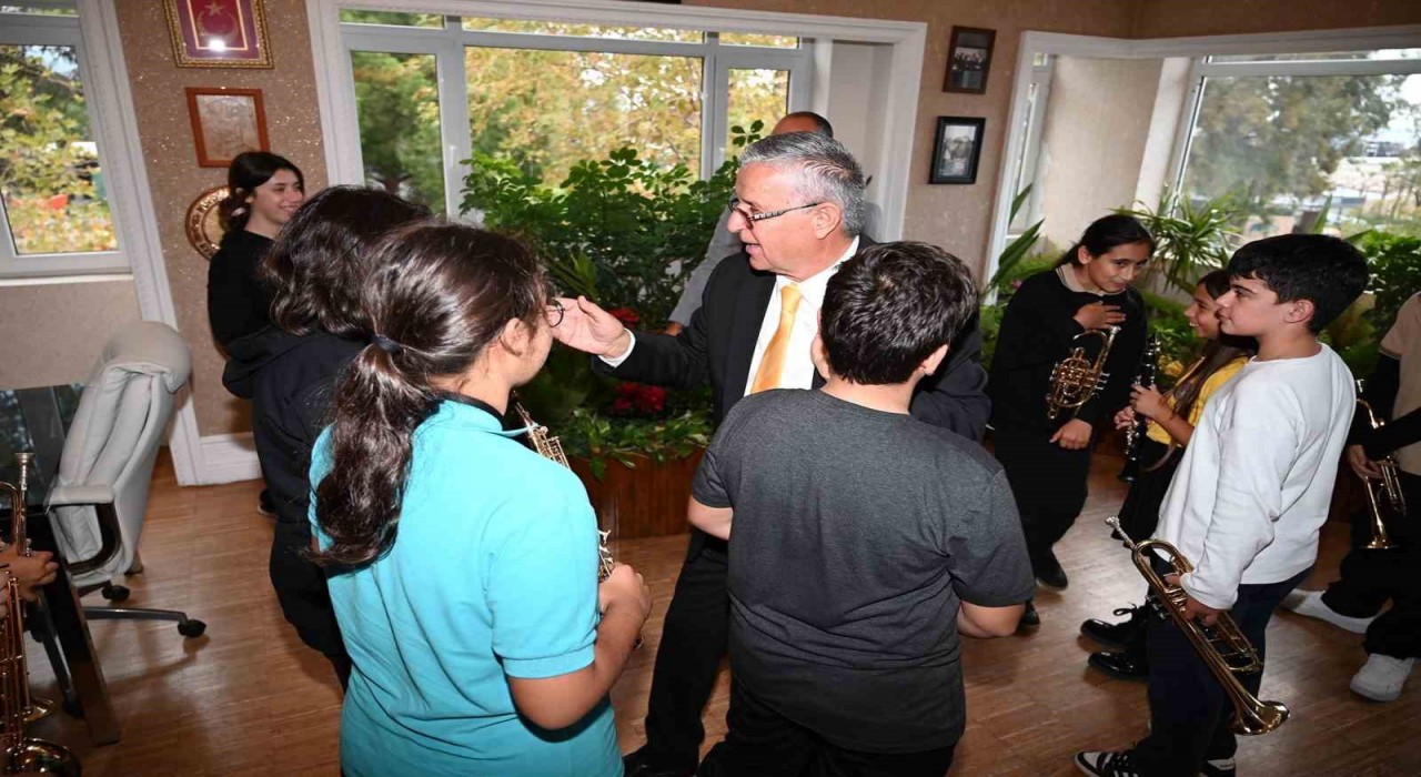 Geleceğin müzisyenlerinden Başkan Topaloğluna Öğretmenler Günü sürprizi