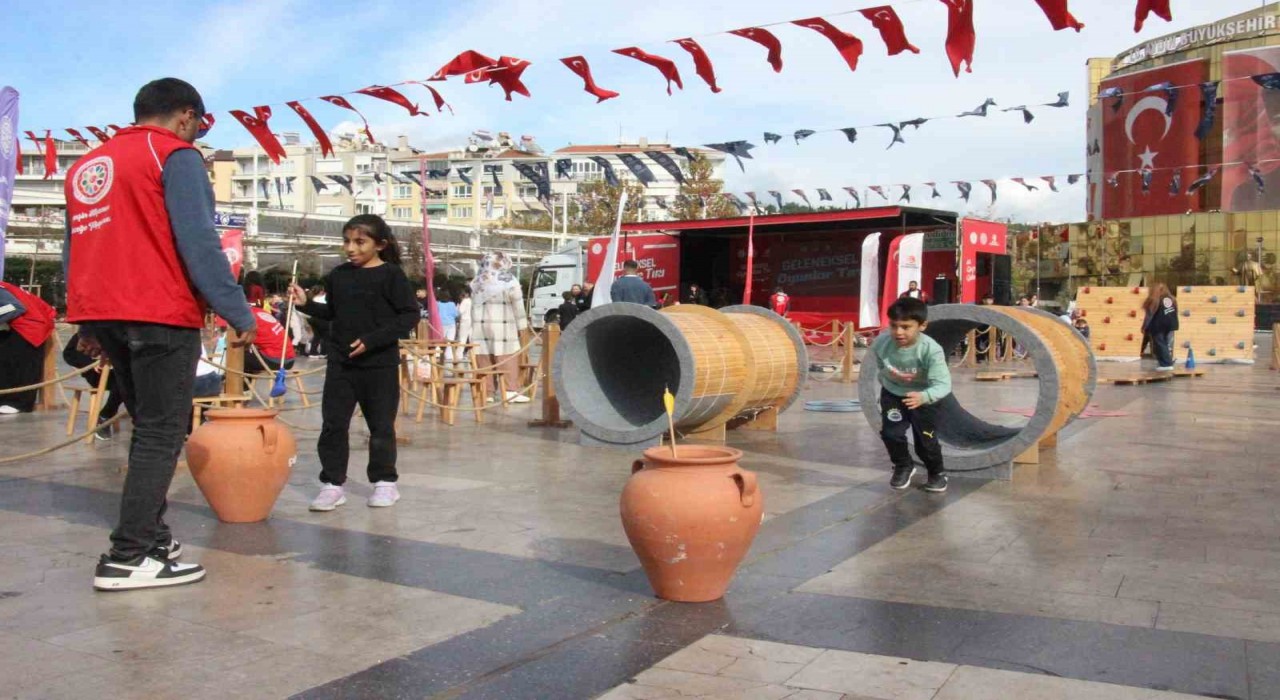 Geleneksel Oyun Tırı Aydınlılarla buluştu