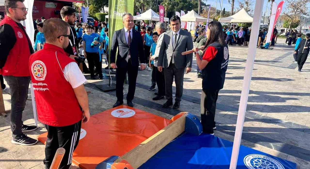 Geleneksel Oyunlar Tırı, geçmişin oyunlarını Fethiyede öğrencilerle buluşturdu