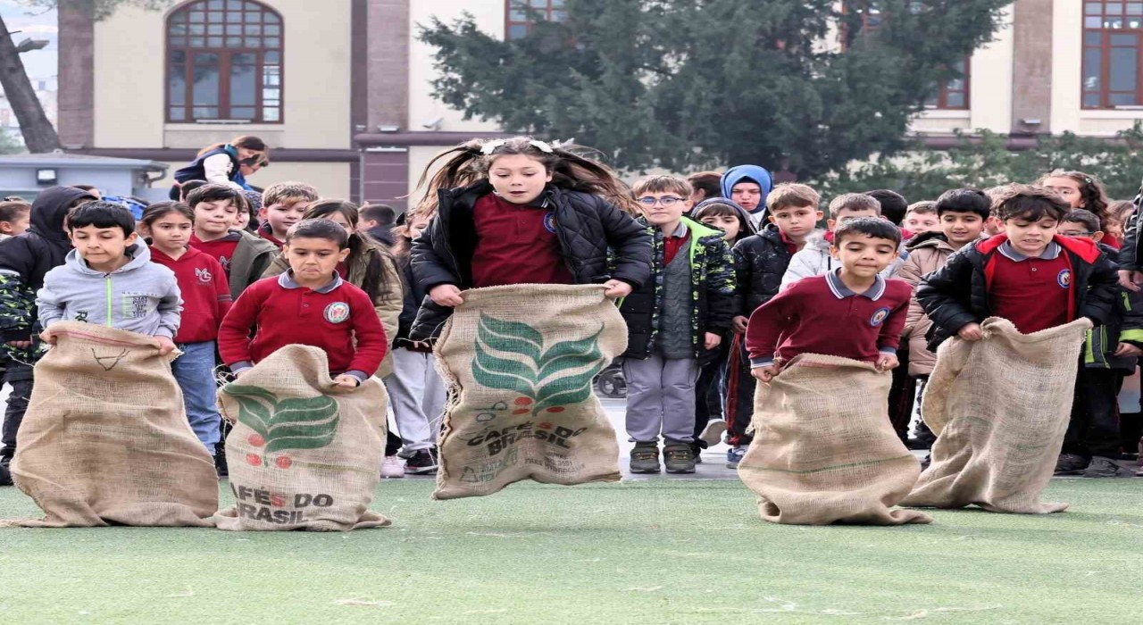 Geleneksel Oyunlar Tırı Manisada çocuklarla buluştu