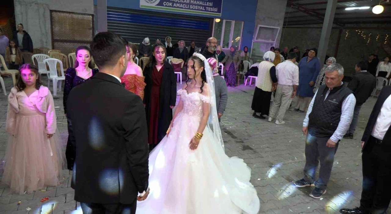 Gelin damat düğünü yarıda kesip Atasını andı