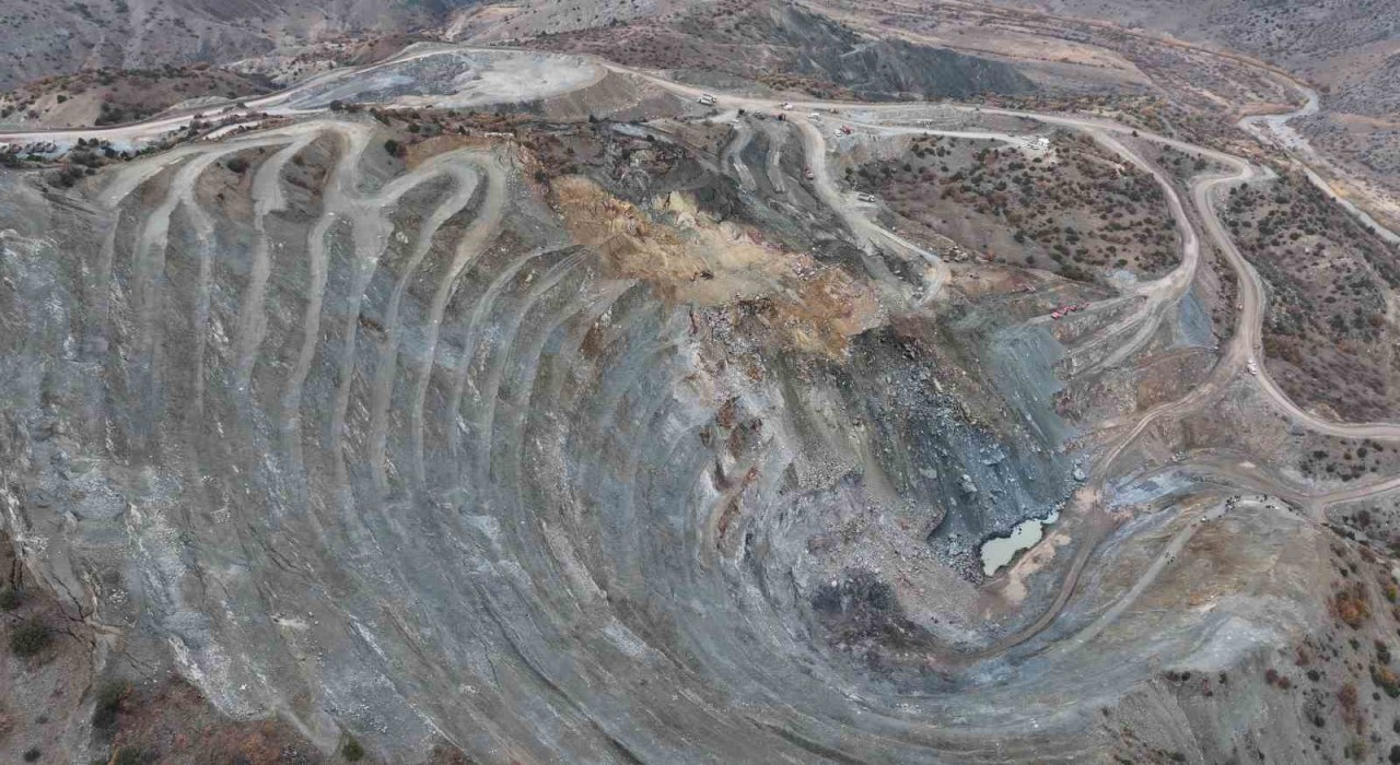 Göçük altında kalan işçiyi arama kurtarma çalışmaları 3üncü gününde devam ediyor