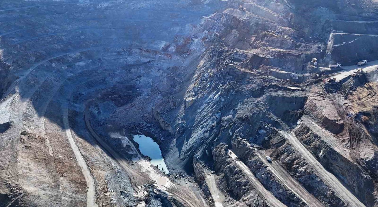 Göçük altında şantiye müdürünü kurtarma çalışmaları 4üncü gününde devam ediyor