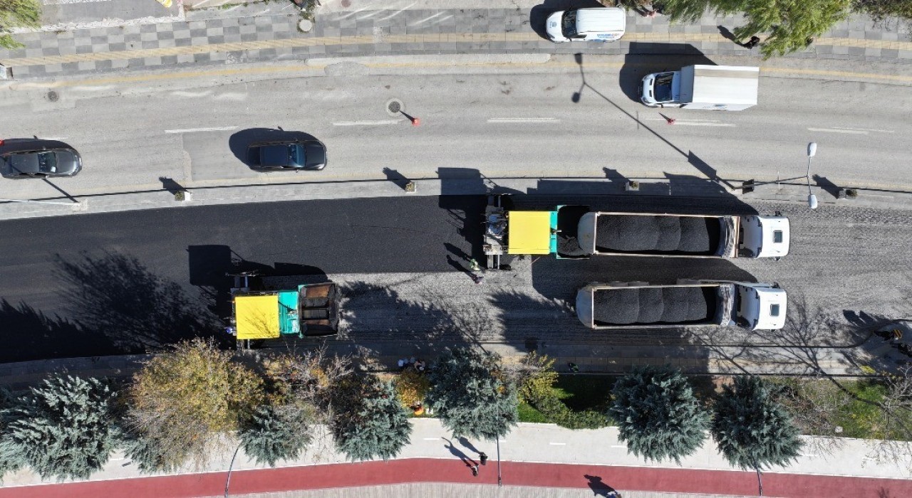 Gölbaşı Belediyesinden sıcak asfalt serimi çalışmaları