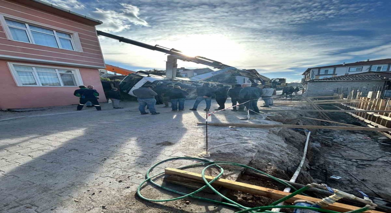 Gönende çalışma halindeki beton mikseri yan yattı